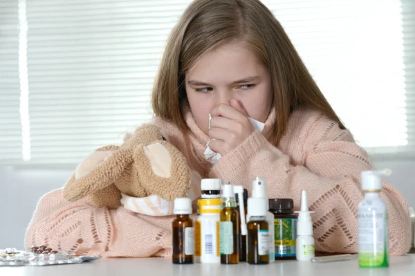 Mädchen im rosa Pullover — Stockfoto