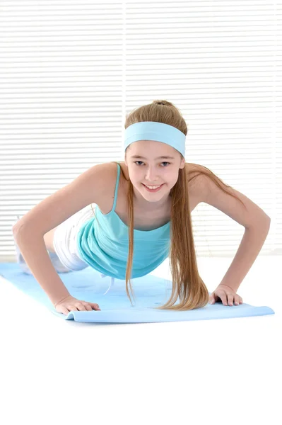 Girl engaged in gymnastics — Stock Photo, Image