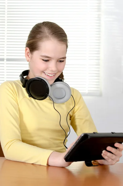 Girl using tablet — Stock Photo, Image