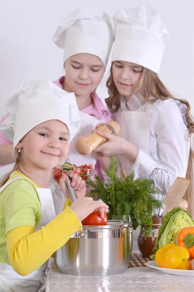 Drei muntere Mädchen kochen — Stockfoto