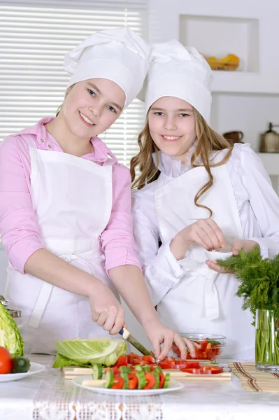 Teen dívky příprava večeře — Stock fotografie