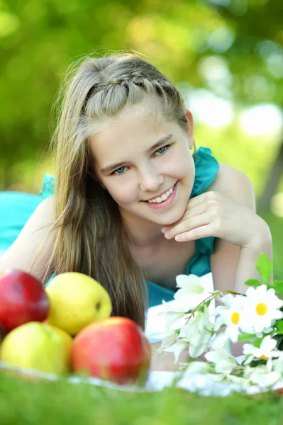 Glückliches Mädchen ruht sich aus — Stockfoto