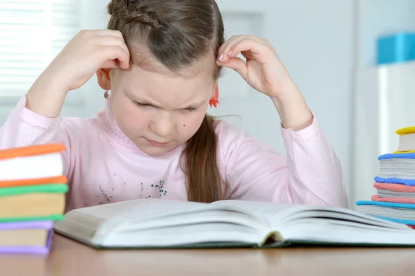 Girl doing homework — Stock Photo, Image