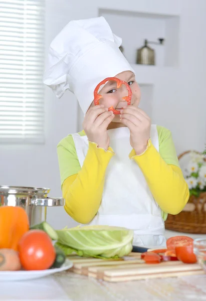 Ragazza sorridente in cucina — Foto Stock