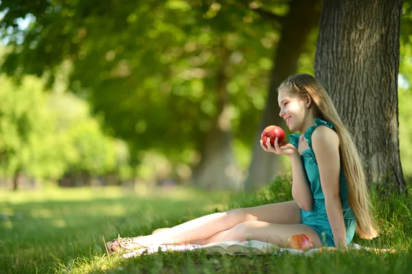 Menina em um parque na primavera — Fotografia de Stock