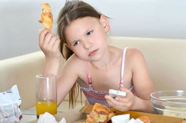 Girl eating pizza — Stock Photo, Image