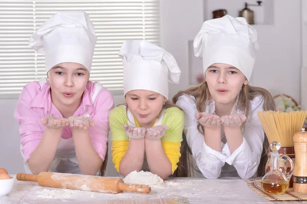 Fröhliche Mädchen kochen — Stockfoto