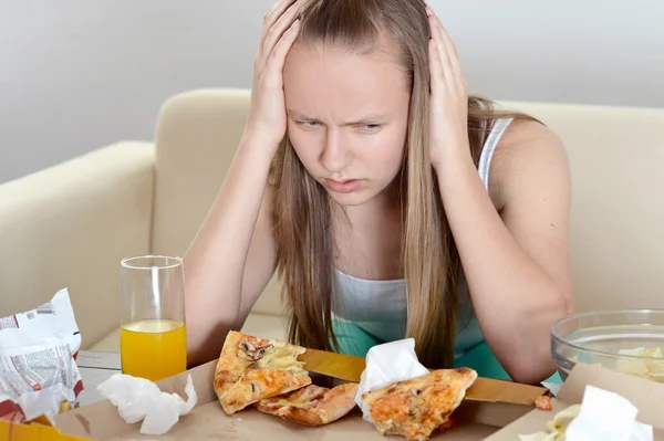 Flicka äter pizza — Stockfoto