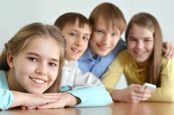 Fröhliche Kinder mit dem Handy — Stockfoto