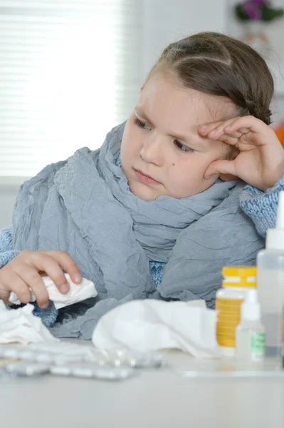 Mädchen im blauen Pullover — Stockfoto