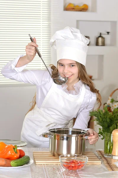 Mädchen bereitet Suppe zu — Stockfoto