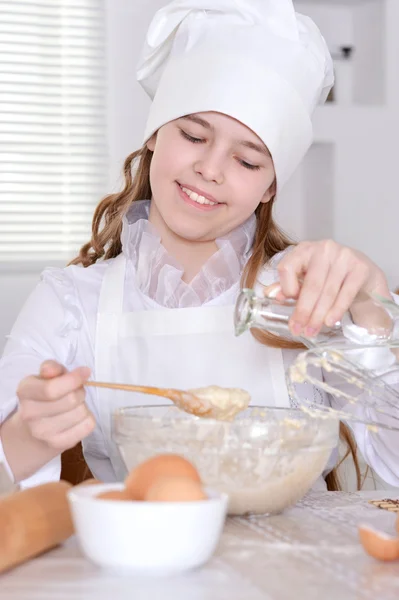 Mädchen kochen den Teig — Stockfoto