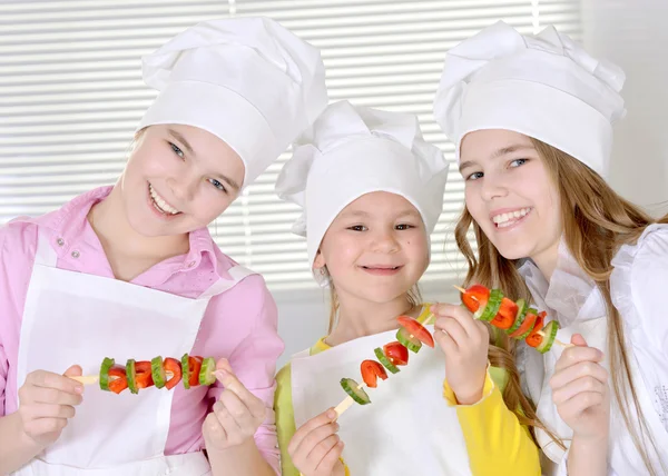 Meninas preparando o jantar — Fotografia de Stock