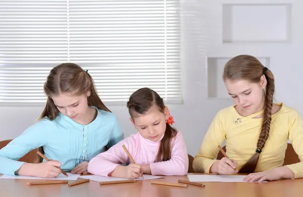 Meninas desenhar com lápis — Fotografia de Stock