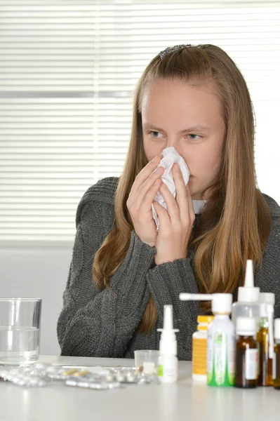 Flicka föll sjuk förkylning — Stockfoto