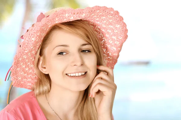 Mädchen mit rosa Hut — Stockfoto