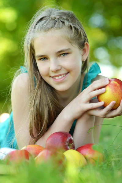 Glückliches Mädchen ruht sich aus — Stockfoto