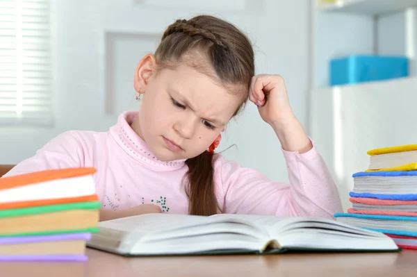 Meisje doet huiswerk — Stockfoto