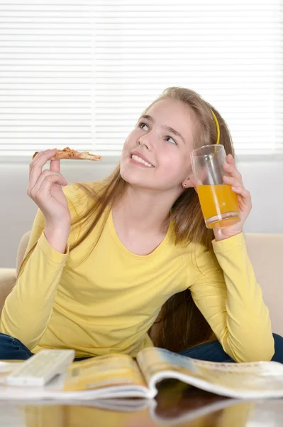 Nettes junges Mädchen — Stockfoto