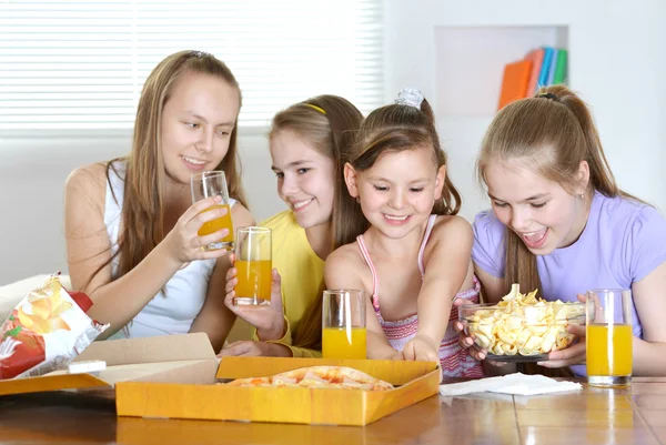 Fyra unga glada tjejer — Stockfoto