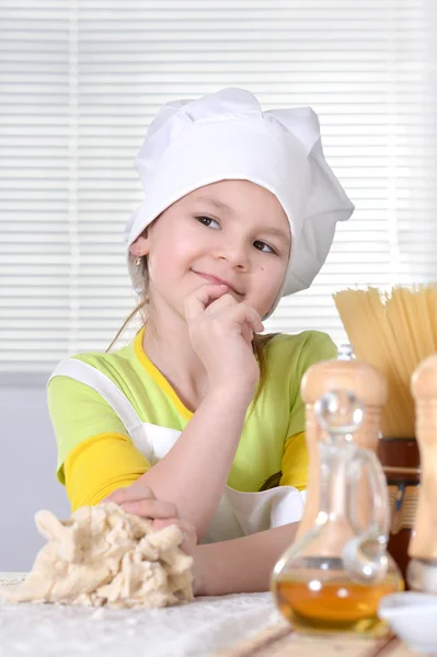 Bella ragazza in un cappello chef — Foto Stock