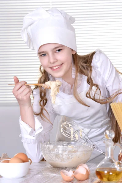 Mooi meisje cook — Stockfoto