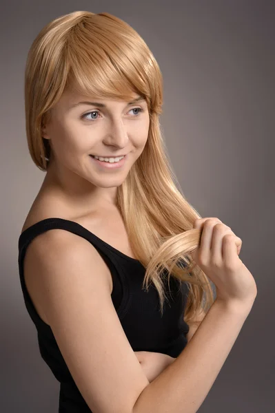 Dívka s dlouhými vlasy — Stock fotografie