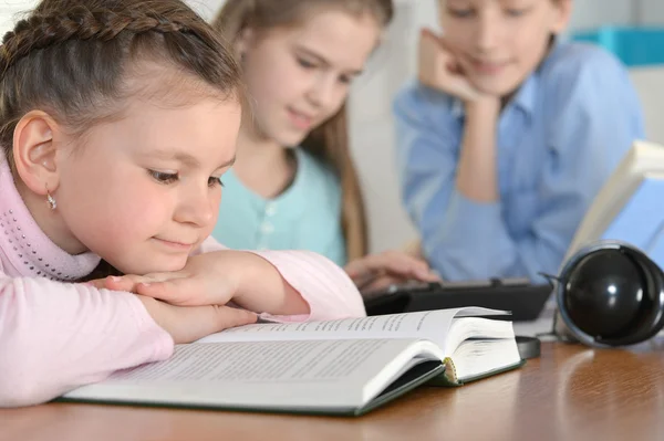 Děti společně dělat domácí úkoly — Stock fotografie