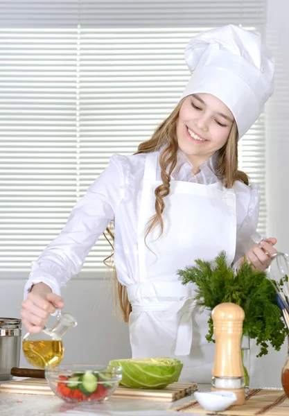 Mädchen bereitet Essen zu — Stockfoto