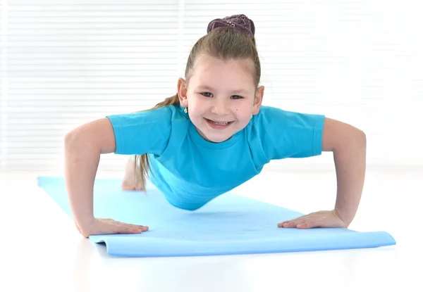 Meisje in een blauw t-shirt — Stockfoto