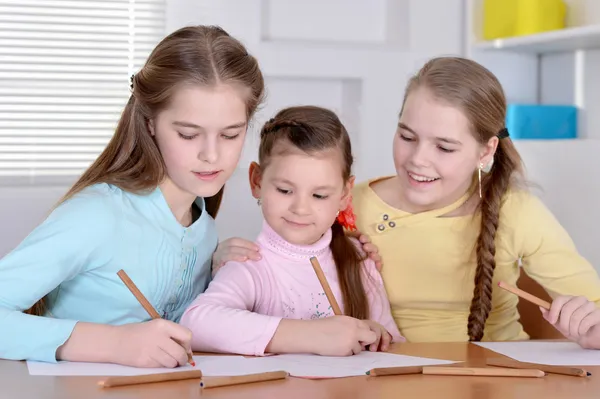 Las niñas dibujan con lápices — Foto de Stock