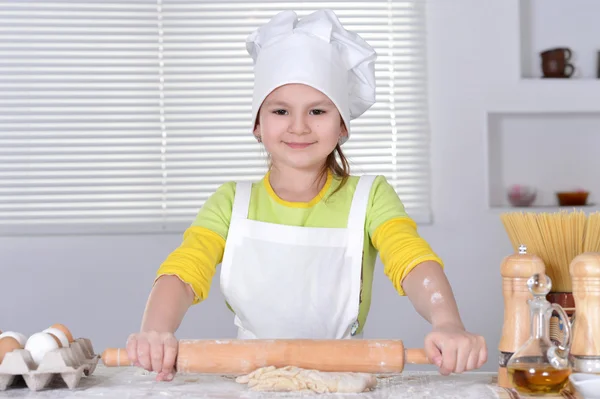 Schöne Mädchen in einem Hut Koch — Stockfoto