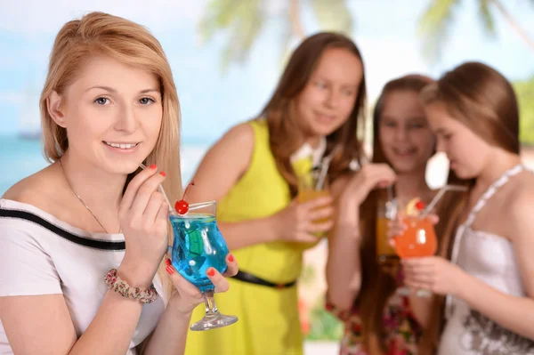 Meisjes op vakantie in de zomer — Stockfoto