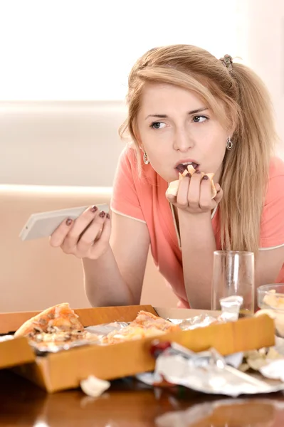 Chica comiendo pizza —  Fotos de Stock
