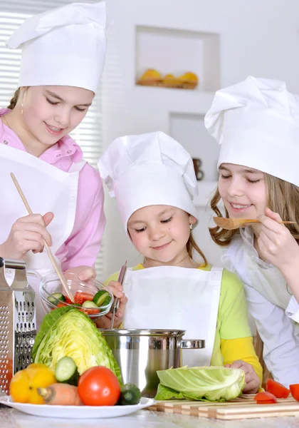 Girls preparing food — Stock Photo, Image