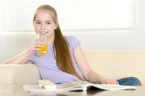 Ragazza guardando la tv — Foto Stock