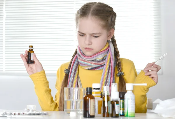 Mädchen im gelben Pullover — Stockfoto