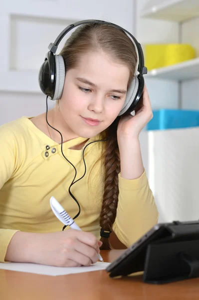 Girl using tablet — Stock Photo, Image