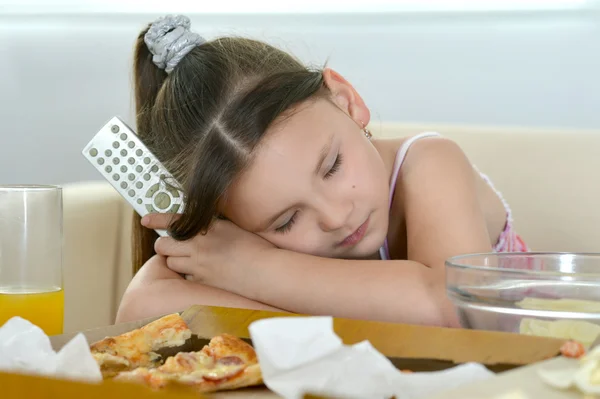 Girl eating pizza — Stock Photo, Image