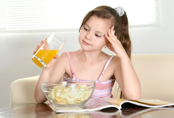 Fröhliches junges Mädchen — Stockfoto