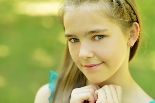 Jolie fille dans un parc Images De Stock Libres De Droits