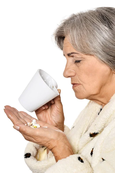 Mulher idosa tomando pílulas — Fotografia de Stock