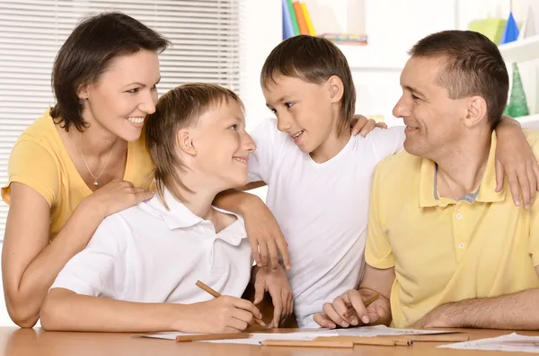 Familjen ritning tillsammans — Stockfoto