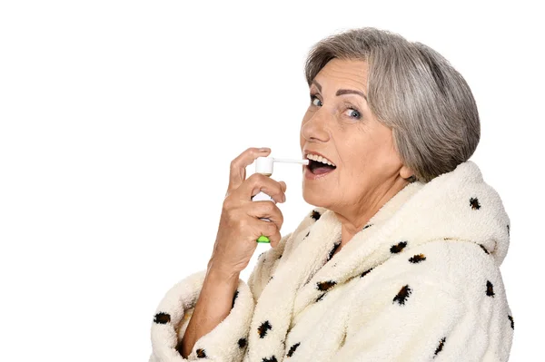 Kranke ältere Dame mit Inhalator — Stockfoto