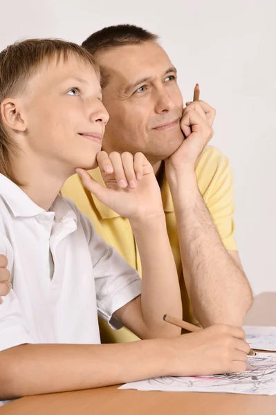 Père et fils dessinent — Photo