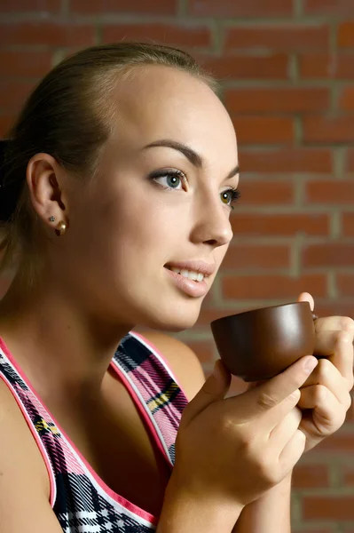 Adolescente chica bebiendo té — Foto de Stock