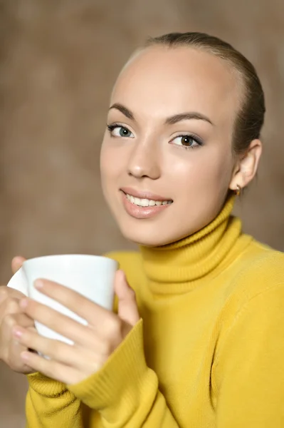 Het drinken van thee tienermeisje — Stockfoto