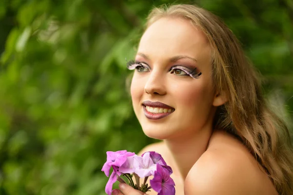 Kız çiçek ve sanatsal makyaj — Stok fotoğraf