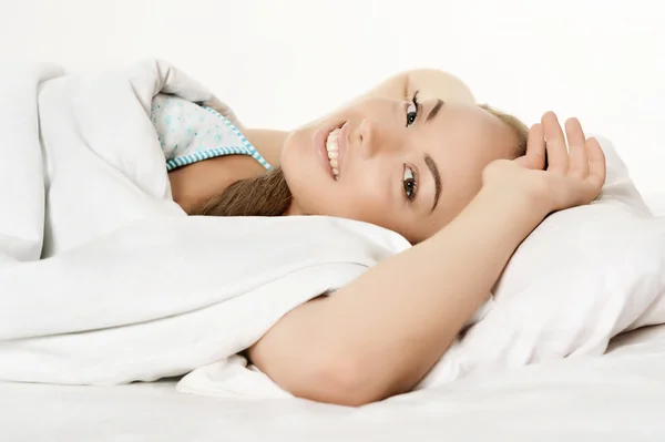 Jong meisje in bed — Stockfoto