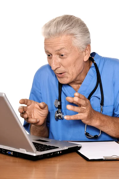 Positieve ouderen arts — Stockfoto